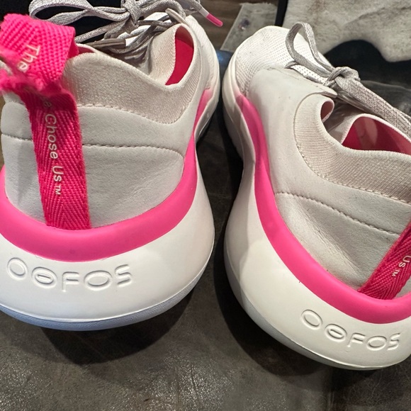 OOFOS - Picture 3 of 10